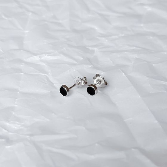 Silver earrings with onyx