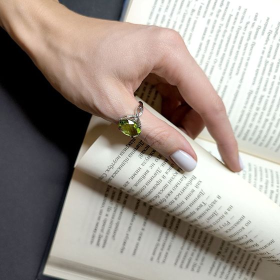 Серебряное кольцо с хризолітом 6.56ct, фианитами