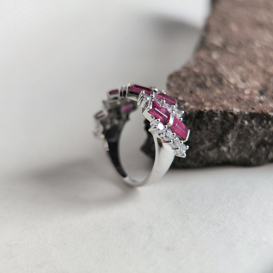 Срібна каблучка з рубіном 5.59ct, фіанітами