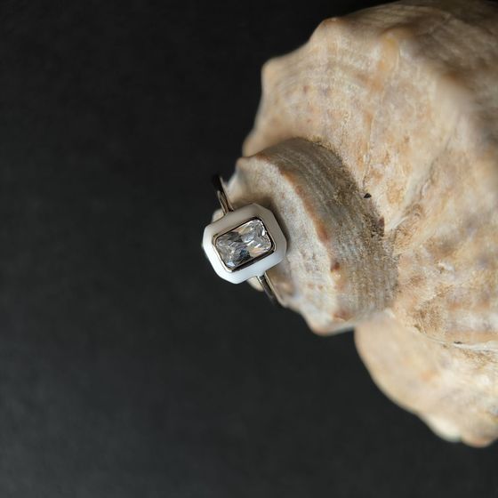 Silver ring with phianites, semallu