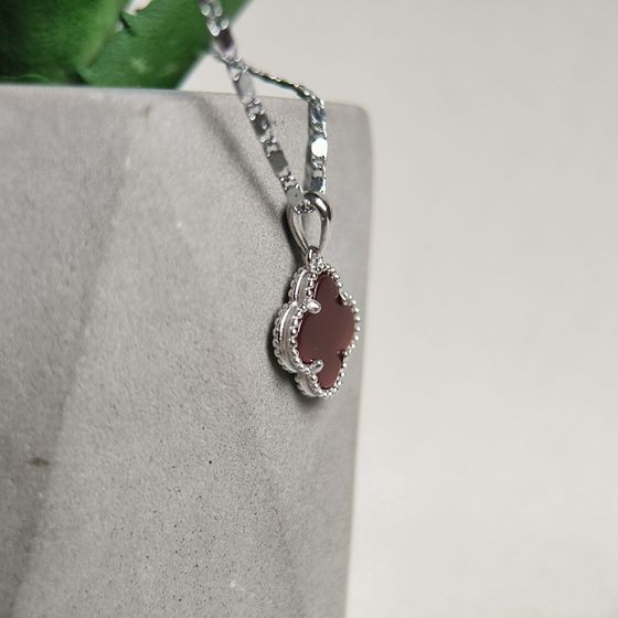 Silver pendant with agate