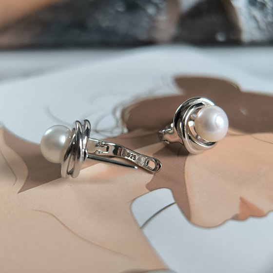 Silver earrings with pearls