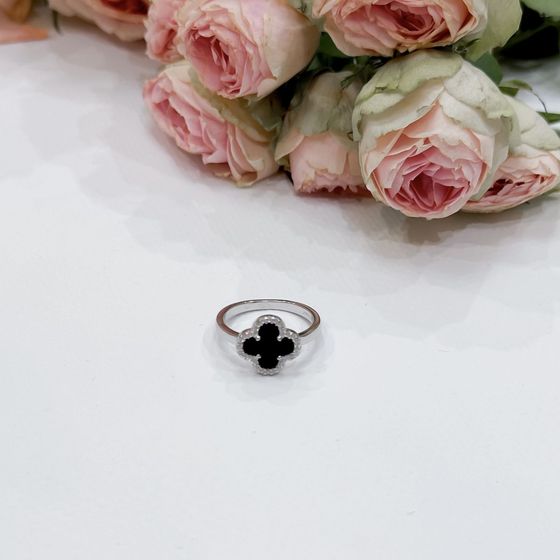 Срібна каблучка з оніксом, фіанітами