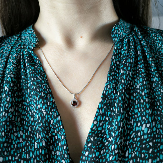 Срібна підвіска з гранатом 1,233 карата