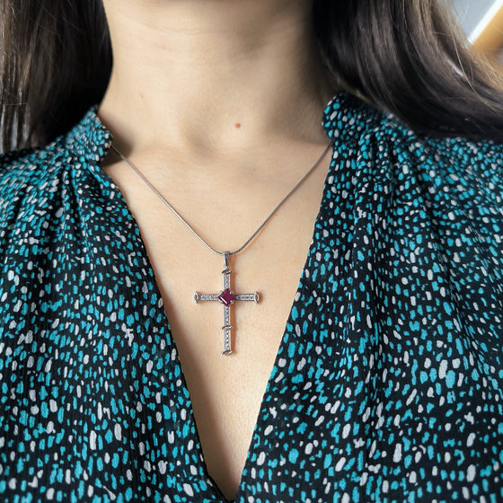 Срібний хрестик з рубіном 1,53 карата, фіанітами