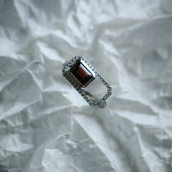 Срібне кільце з гранатом 1.828ct