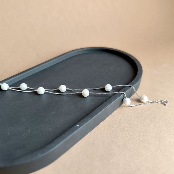Silver bracelet with pearls