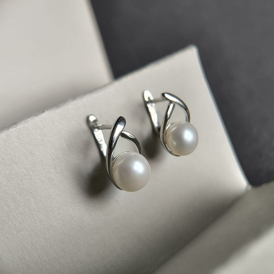 Silver earrings with pearls