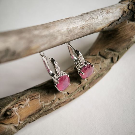 Срібні сережки з рубіном