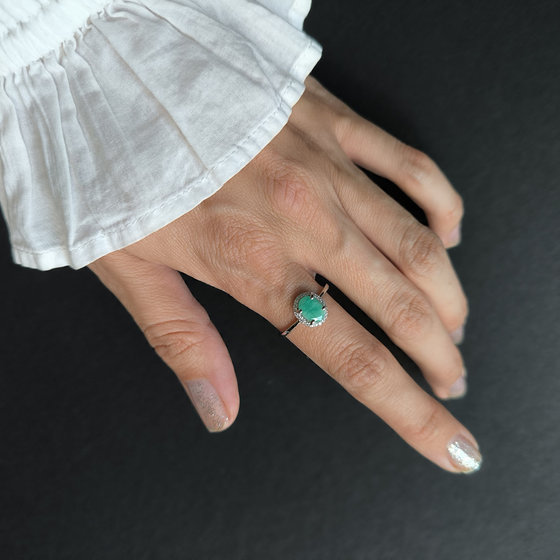Silver ring with a 1.45-carat emerald