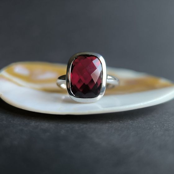 Silver ring with garnet nano