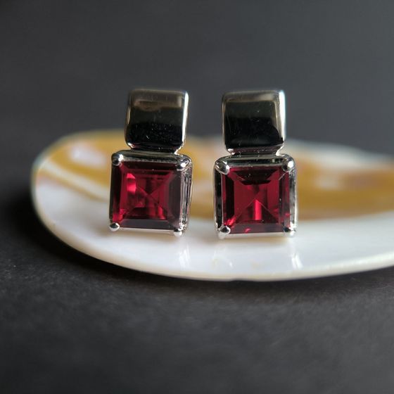 Silver earrings with nano 4.117ct garnet