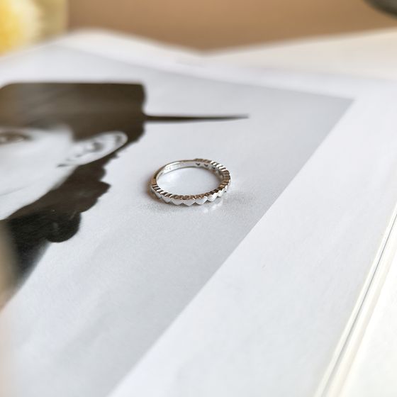 Срібна каблучка без каменів