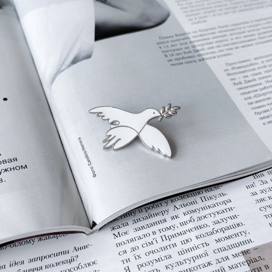 A silver brooch with semallu