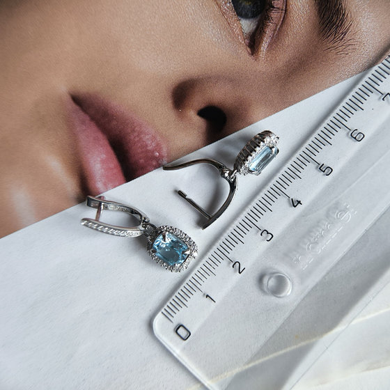 Срібна каблучка з топазом 2.284ct, фіанітами