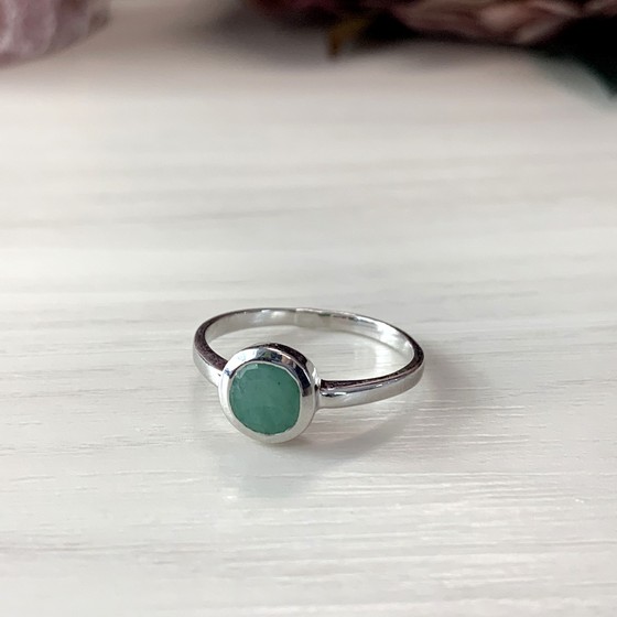 Silver ring with a 0.794-carat emerald