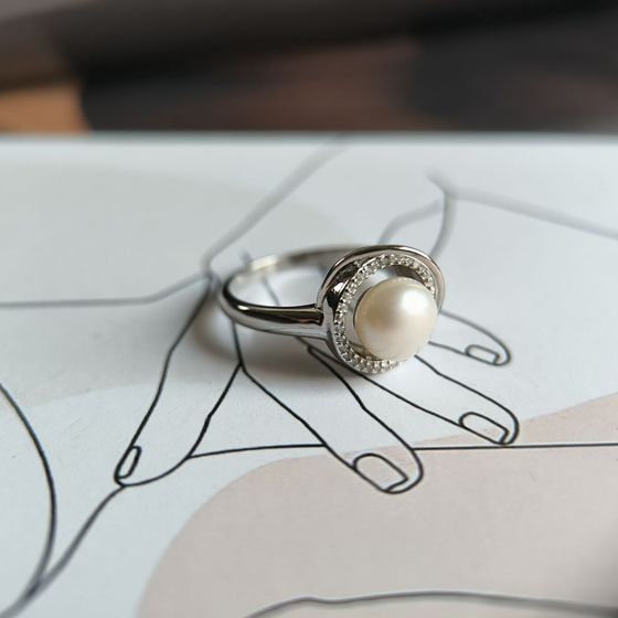 Silver ring with pearls