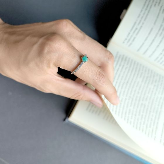 Срібна каблучка зі смарагдом 0,689 карата та фіанітами