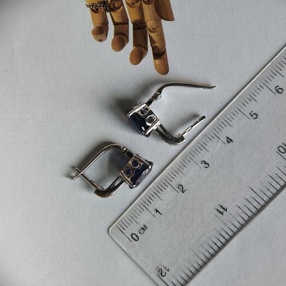 Срібні сережки з сапфіром 6,528 карата та фіанітами