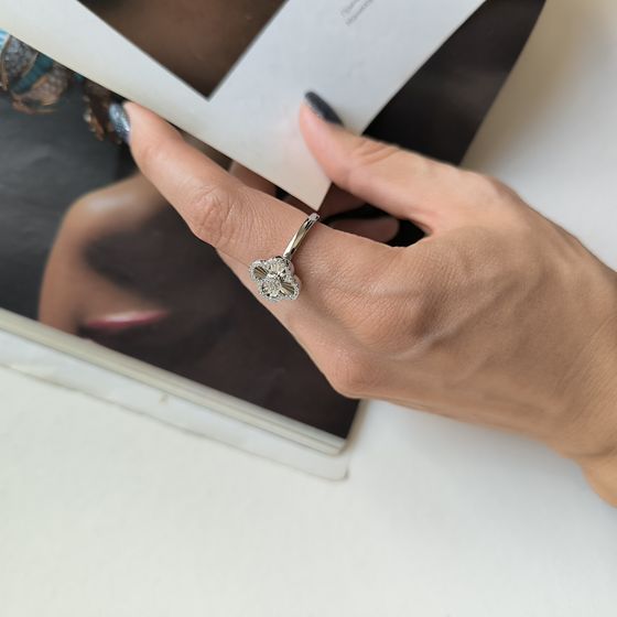 Срібна каблучка з фіанітами