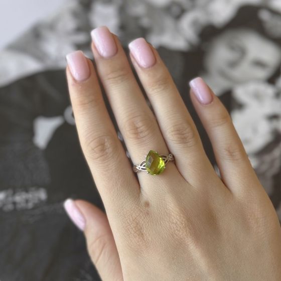 Серебряное кольцо с хризолітом 4.25ct