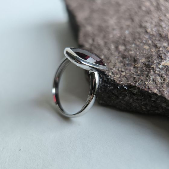 Silver ring with garnet nano