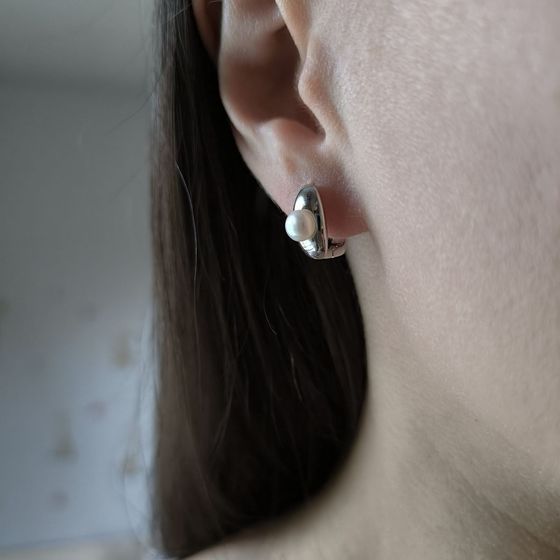 Silver earrings with pearls