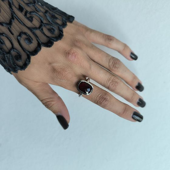 Silver ring with garnet nano