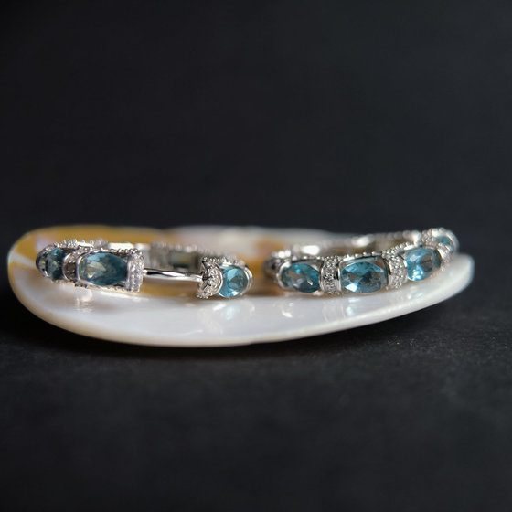 Серебряные серьги с топазом Лондон Блю 8.12ct, фианитами