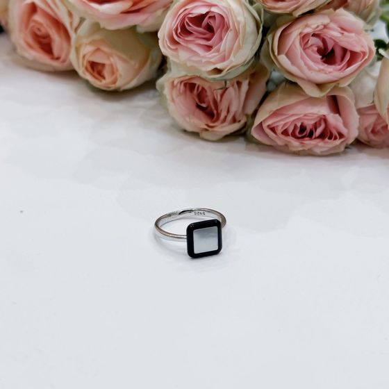 Срібна каблучка з оніксом, перламутром