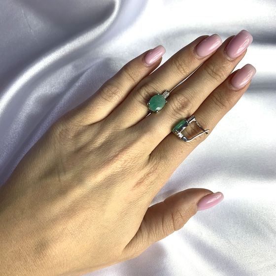 Silver earrings with a 4.805-carat emerald