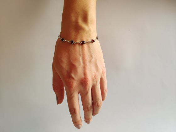 Silver bracelet with garnet