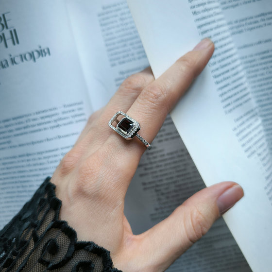 Срібне кільце з гранатом 1.828ct