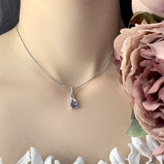 Silver pendant with a 1.21-carat mystic topaz