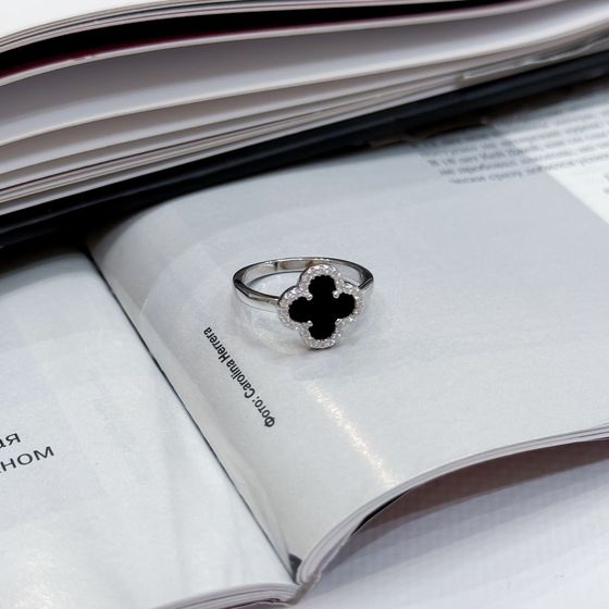 Срібна каблучка з оніксом, фіанітами