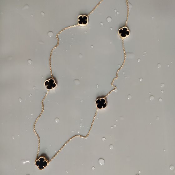 Золотое колье с ониксом