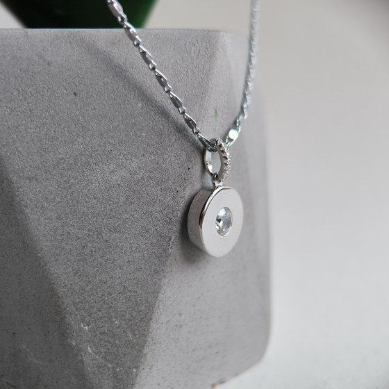 Silver pendant with cubic zirconia