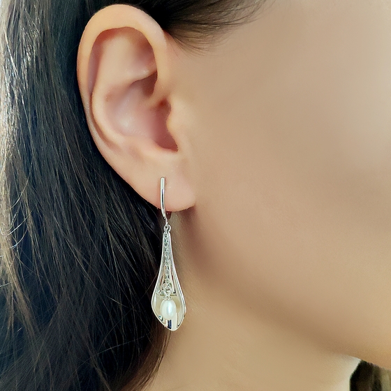 Silver earrings with pearls