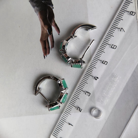 Silver earrings with emerald 2.864ct
