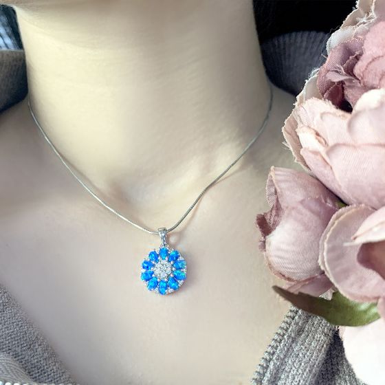 Silver pendant with a 1.533-carat opal