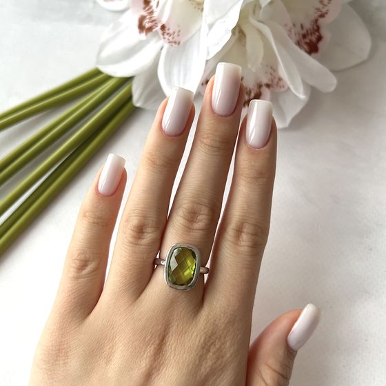 Silver ring with a 6.933-carat chrysolite