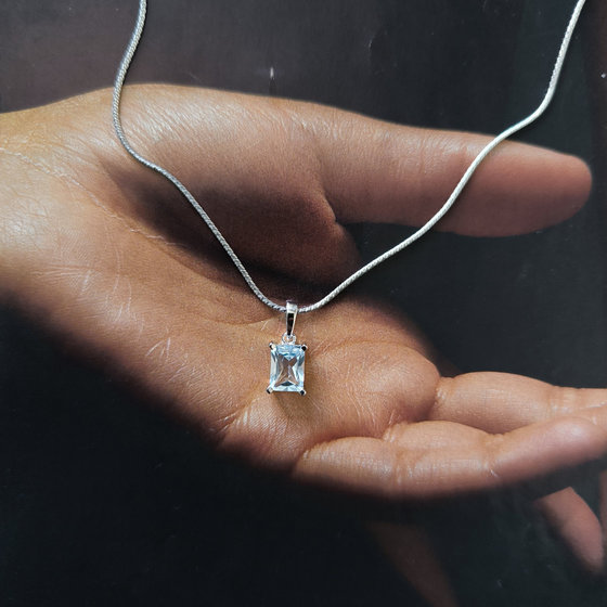 Срібна підвіска з топазом 1,906 карата