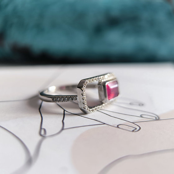 Срібне кільце з рубіном 1.868ct, фіанітами