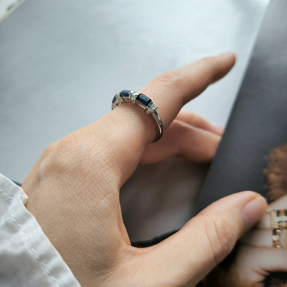 Срібне кільце з сапфіром 2.467ct, фіанітами