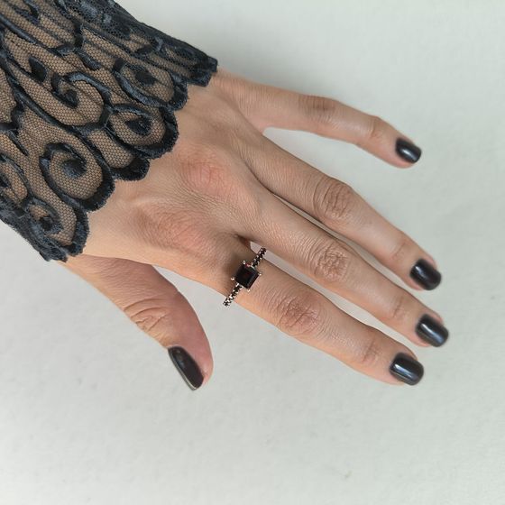 Срібна каблучка з гранатом 2.058ct