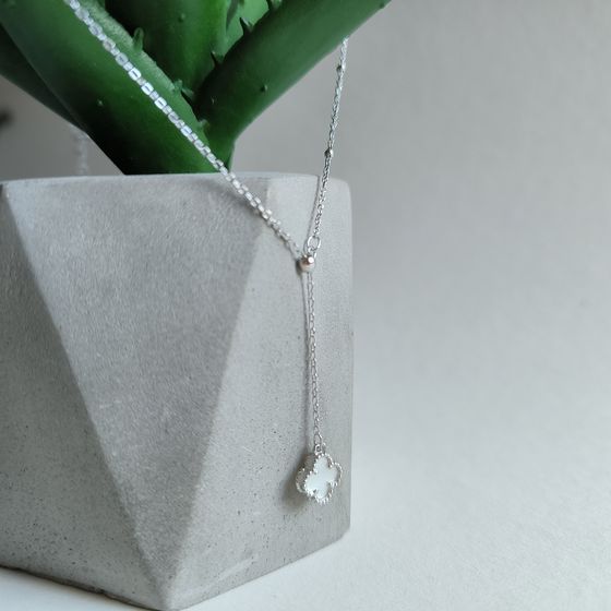 Silver necklace with mother-of-pearl