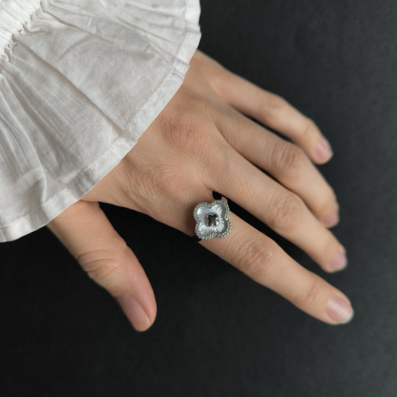 Silver ring with cubic zirconia and mother-of-pearl