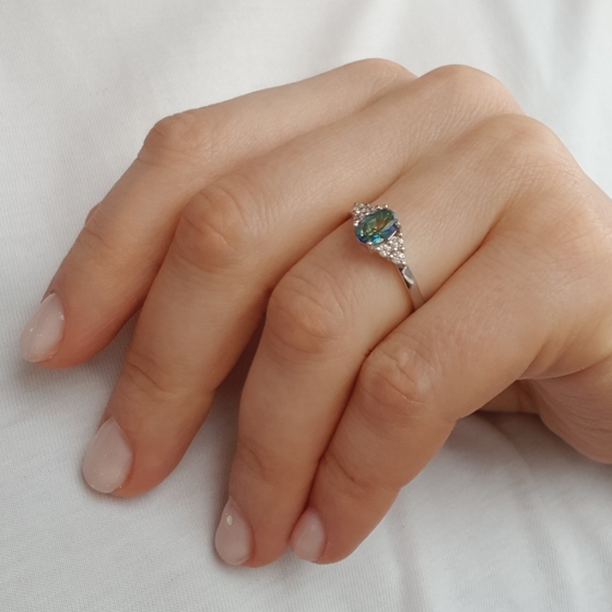 Срібна каблучка з містичним топазом та фіанітами