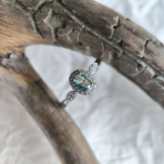 Серебряное кольцо с мистик топазом, фианитами