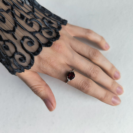 Silver ring with garnet nano